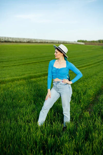 Mujer Atractiva Joven Sombrero Blanco Camisa Azul Vaqueros Azules Posando — Foto de Stock