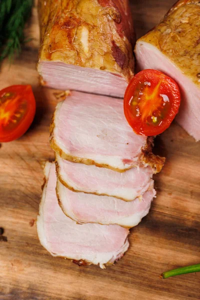 Heerlijk Gerookt Vlees Gesneden Plakjes Een Houten Snijplank Een Houten — Stockfoto