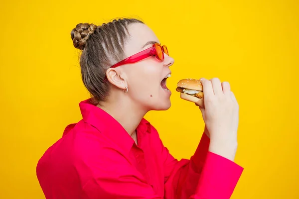 Весела Вагітна Жінка Рожевій Сорочці Тримає Гамбургер Над Ізольованим Жовтим — стокове фото
