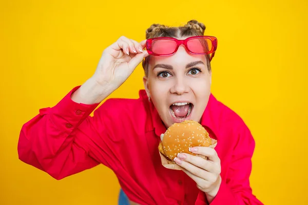 Close Van Een Zwangere Vrouw Een Felroze Shirt Junkfood Hamburger — Stockfoto