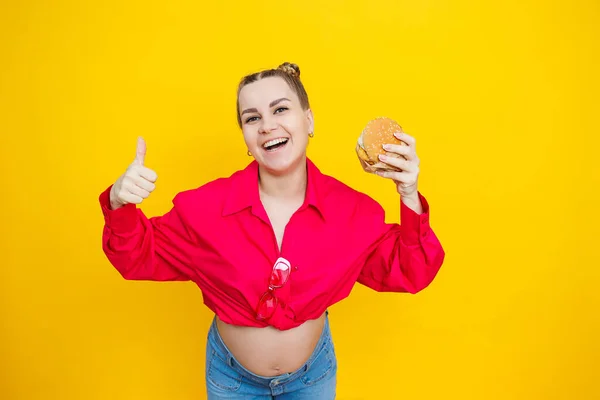 Close Van Een Zwangere Vrouw Een Felroze Shirt Junkfood Hamburger — Stockfoto