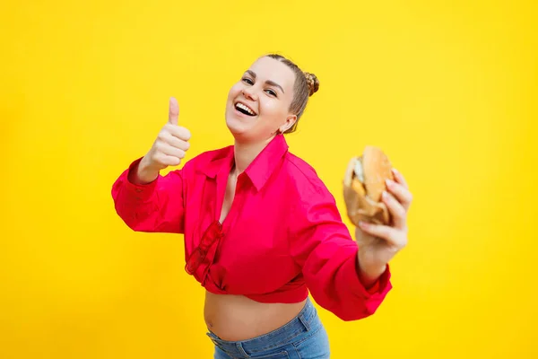 Крупним Планом Вагітна Жінка Яскраво Рожевій Сорочці Нездоровій Їжі Гамбургер — стокове фото
