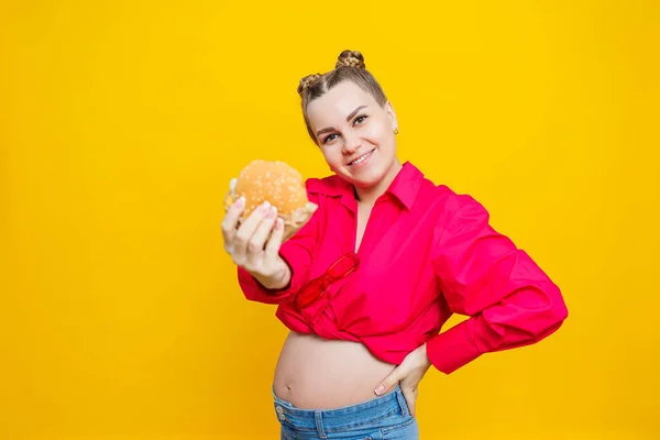 Joven Embarazada Divertida Comiendo Hamburguesa Mujer Embarazada Sosteniendo Sabroso Sándwich —  Fotos de Stock