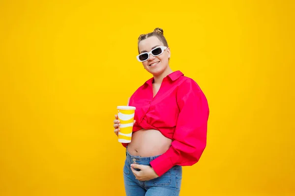 Mujer Embarazada Alegre Camisa Rosa Sosteniendo Sabrosa Bebida Sobre Fondo —  Fotos de Stock