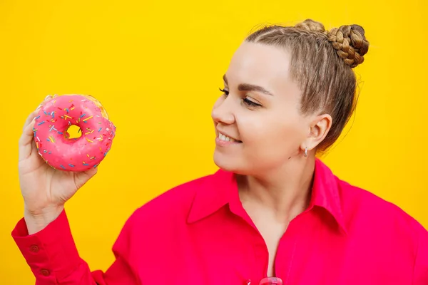 Усміхнена Вагітна Жінка Рожевій Сорочці Тримає Смачні Солодкі Пончики Ізольованому — стокове фото