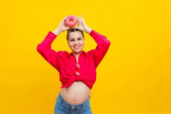 Joven Mujer Embarazada Alegre Camisa Rosa Aislada Sobre Fondo Amarillo —  Fotos de Stock