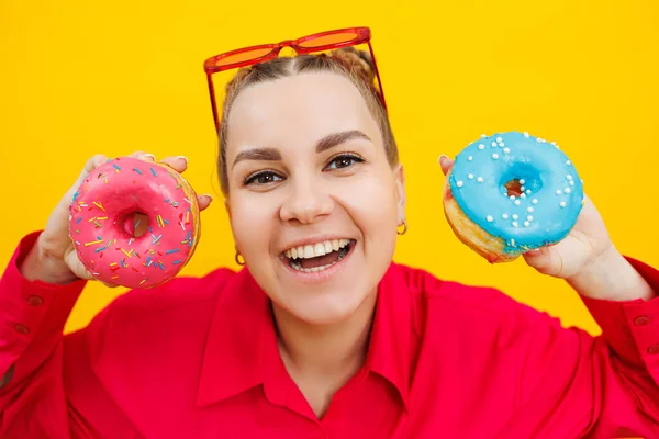 Усміхнена Вагітна Жінка Рожевій Сорочці Тримає Пончики Руках Жовтому Тлі — стокове фото