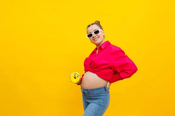 Mujer Joven Embarazada Con Una Camisa Rosa Con Una Dona —  Fotos de Stock