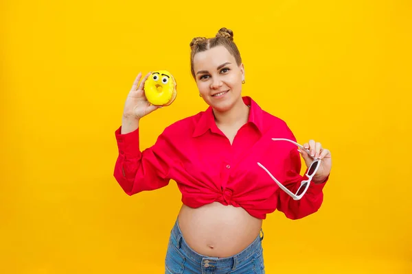 Mujer Embarazada Alegre Sosteniendo Una Rosquilla Amarilla Dulce Mano Sobre —  Fotos de Stock
