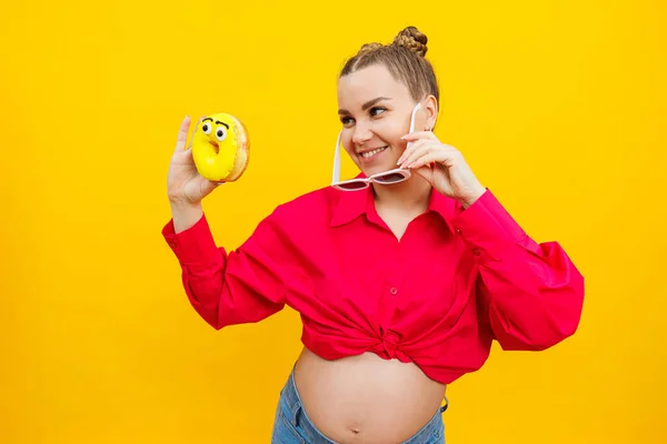 Mujer Embarazada Positiva Comiendo Rosquillas Con Camisa Rosa Aislada Sobre —  Fotos de Stock