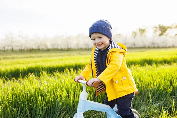 快乐的情绪孩子 一个快乐的男孩在花园里的绿草上走在孩子们慢跑的路上 儿童的跑道 — 图库照片