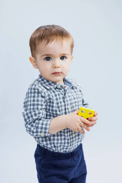 木製のおもちゃを開発して白い背景に小さな男の子1歳 小さな子供のための生態木製のおもちゃ 子供の発達 — ストック写真