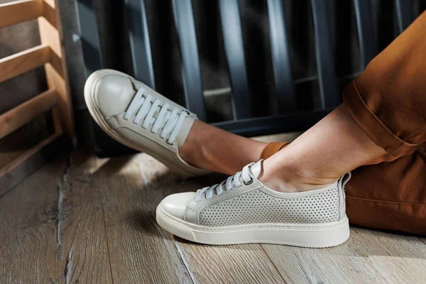 Λεπτά Γυναικεία Πόδια Παντελόνι Close Μπεζ Casual Sneakers Γυναικεία Δερμάτινα — Φωτογραφία Αρχείου