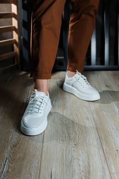 Patas Delgadas Mujer Pantalones Cerca Zapatillas Casual Blancas Zapatos Cuero — Foto de Stock