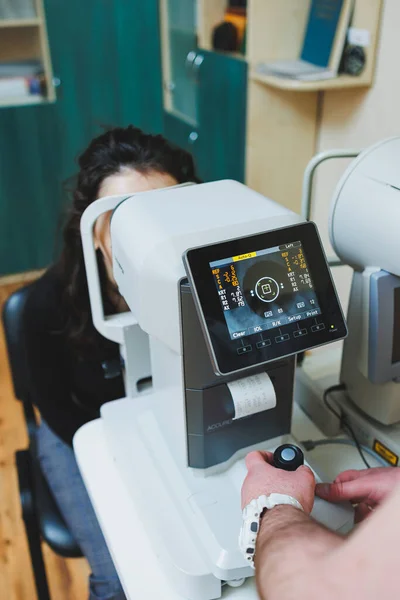 Осмотр Глаз Молодой Женщины Приеме Офтальмолога Использованием Современных Микроскопов Обработка — стоковое фото