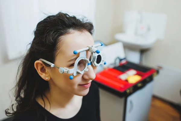 Οφθαλμολογική Εξέταση Νεαρής Γυναίκας Ραντεβού Οφθαλμίατρου Σύγχρονα Μικροσκόπια Θεραπεία Όρασης — Φωτογραφία Αρχείου