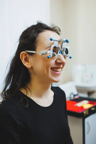 Осмотр Глаз Молодой Женщины Приеме Офтальмолога Использованием Современных Микроскопов Видение — стоковое фото