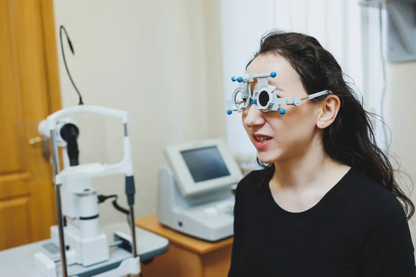 Ögonundersökning Ung Kvinna Vid Ögonläkare Möte Med Hjälp Moderna Mikroskop — Stockfoto
