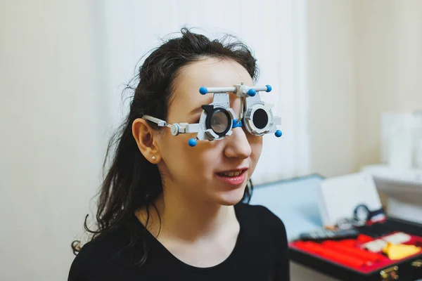 Οφθαλμολογική Εξέταση Νεαρής Γυναίκας Ραντεβού Οφθαλμίατρου Σύγχρονα Μικροσκόπια Επεξεργασία Όρασης — Φωτογραφία Αρχείου