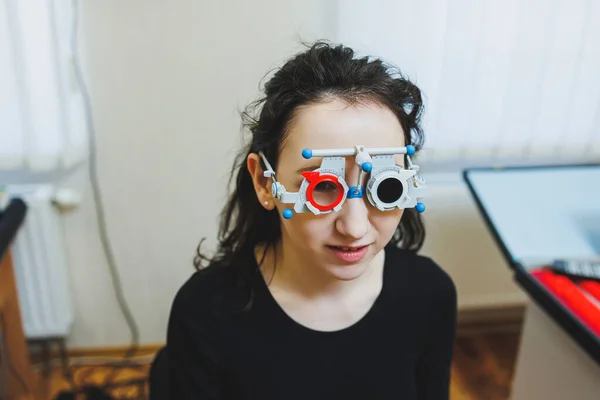 現代の顕微鏡を使用して眼科医の任命で若い女性の目の検査 眼科医の任命での視力治療 — ストック写真