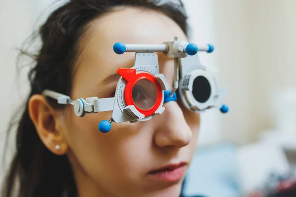 Ögonundersökning Ung Kvinna Vid Ögonläkare Möte Med Hjälp Moderna Mikroskop — Stockfoto
