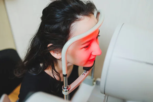 Исследование Зрения Современном Офтальмологическом Оборудовании Осмотр Глаз Женщины Осмотре Офтальмолога — стоковое фото