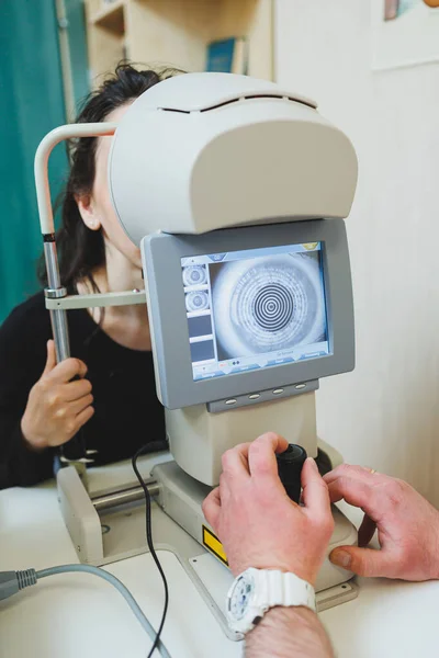 Исследование Зрения Современном Офтальмологическом Оборудовании Осмотр Глаз Женщины Осмотре Офтальмолога — стоковое фото