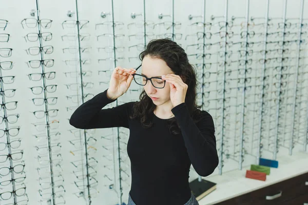 Şirin Bir Kadın Gözlükçüden Gözlük Seçer Bir Kadın Gözlük Alır — Stok fotoğraf
