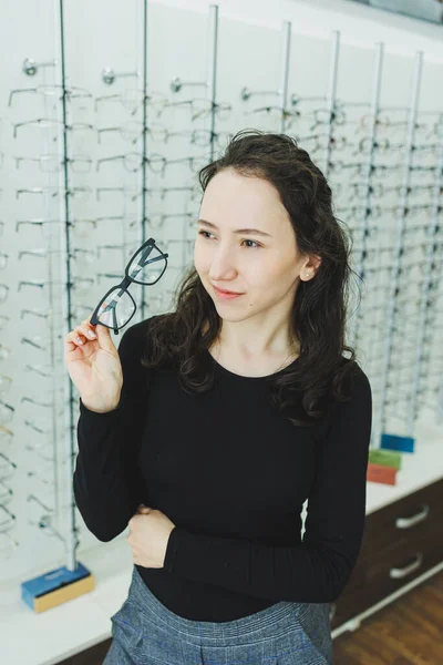 光学店で眼鏡を選ぶ若い女性 メガネをかけなさい 視力矯正 眼鏡をかけた女性 是正メガネの女性の肖像画 — ストック写真