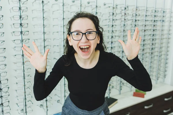 Ung Kvinna Väljer Glasögon Optisk Butik Stå Med Glasögon Synkorrigering — Stockfoto