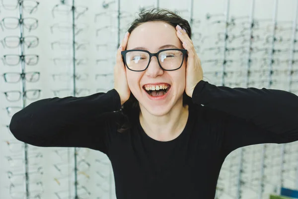 Uma Jovem Escolhe Óculos Uma Loja Óptica Fique Com Óculos — Fotografia de Stock