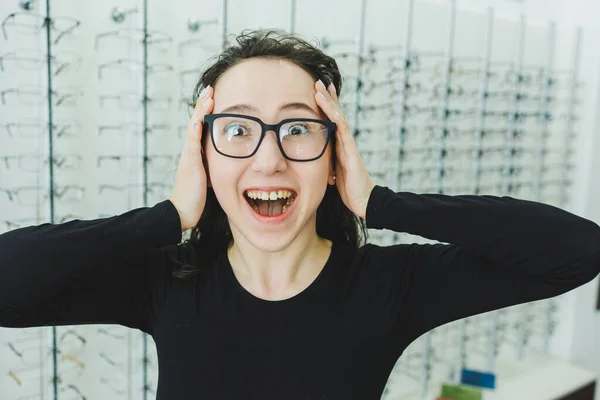 Uma Jovem Escolhe Óculos Uma Loja Óptica Fique Com Óculos — Fotografia de Stock