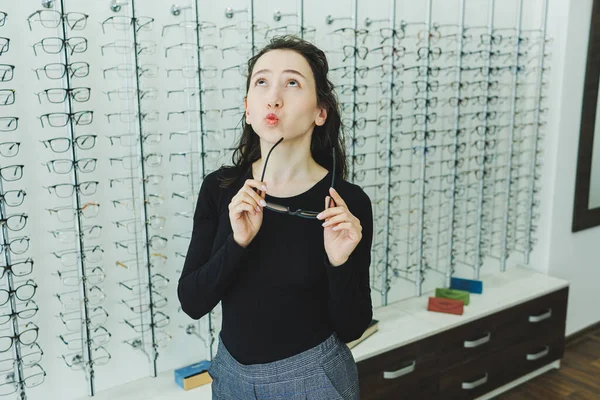 Genç Bir Kadın Bir Optik Mağazada Gözlük Seçer Gözlüklü Dur — Stok fotoğraf