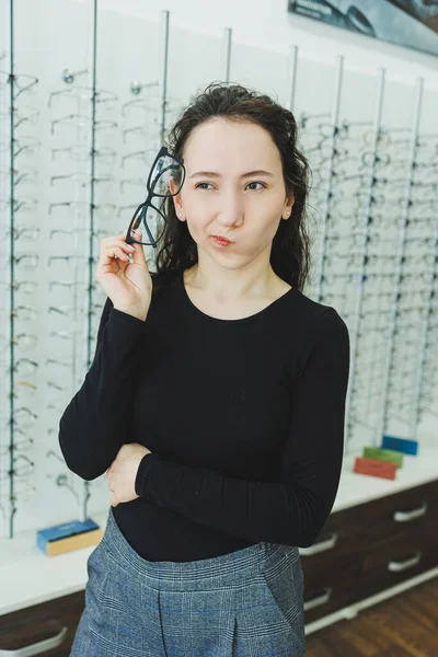 Молодая Женщина Выбирает Очки Оптическом Магазине Встань Очках Коррекция Зрения — стоковое фото
