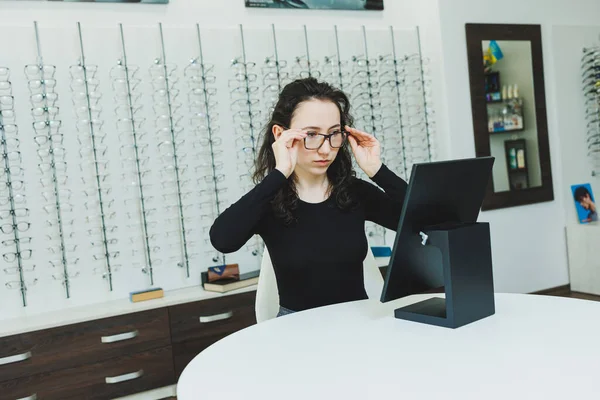 Optikbutiken Ung Kvinna Väljer Glasögon Optisk Butik Stå Med Glasögon — Stockfoto