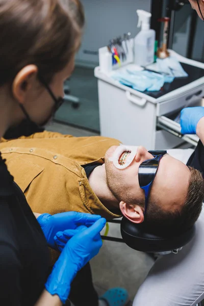 Orthodontist Treats Teeth His Patient Modern Bright Office Orthodontic Treatment — Zdjęcie stockowe