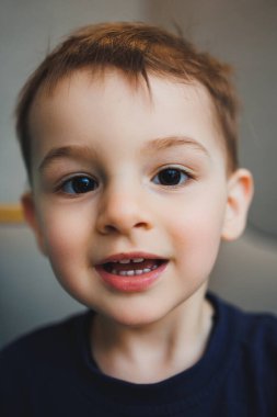 İki yaşındaki küçük bir çocuğun yüzündeki duygular, duygusal bir çocuk gibi. Yüzünde farklı suratlar olan bir çocuk..