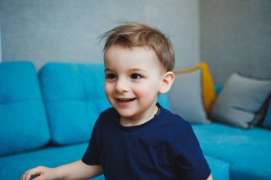 İki yaşındaki küçük bir çocuğun yüzündeki duygular, duygusal bir çocuk gibi. Yüzünde farklı suratlar olan bir çocuk..