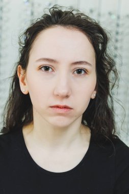 Göz tedaviden sonra göz bebekleri büyüyen bir kadının yüzünün yakın çekimi..