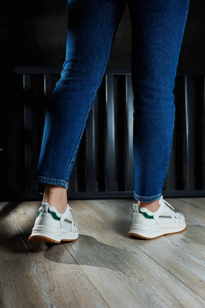 Piernas Delgadas Mujer Primer Plano Jeans Zapatillas Blancas Hechas Cuero —  Fotos de Stock