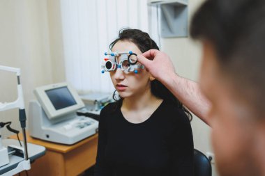 Modern mikroskop kullanarak göz doktorunun randevusundaki genç bir kadının göz muayenesi. Göz doktoru randevusunda vizyon tedavisi