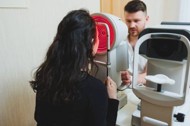 Modern optalmolojik ekipmanların vizyon incelemesi. Göz doktorunun randevusunda mikroskop kullanan bir kadının göz muayenesi. Göz doktoru randevusunda vizyon tedavisi