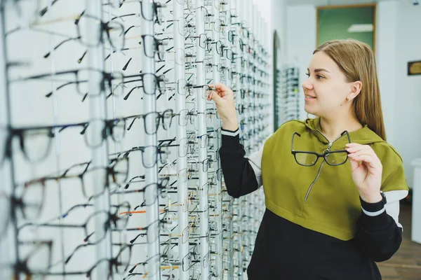 Eine Junge Frau Wählt Eine Brille Zur Sehkorrektur Augenarztladen Mit — Stockfoto