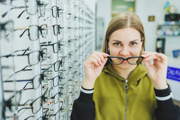 Uma Jovem Escolhe Óculos Para Correção Visão Oftalmologia Loja Com — Fotografia de Stock