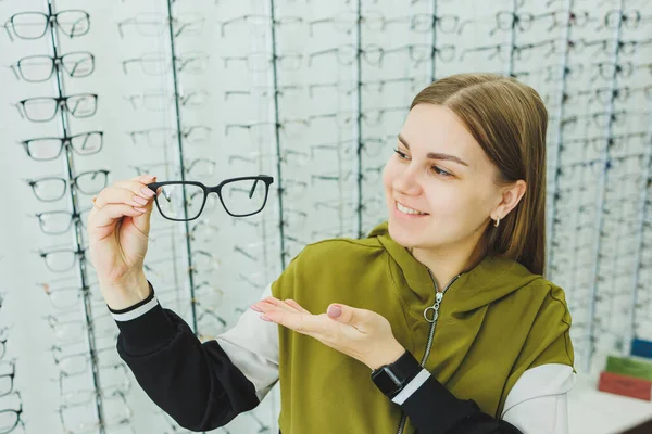 Eine Junge Frau Wählt Eine Brille Zur Sehkorrektur Augenarztladen Mit — Stockfoto