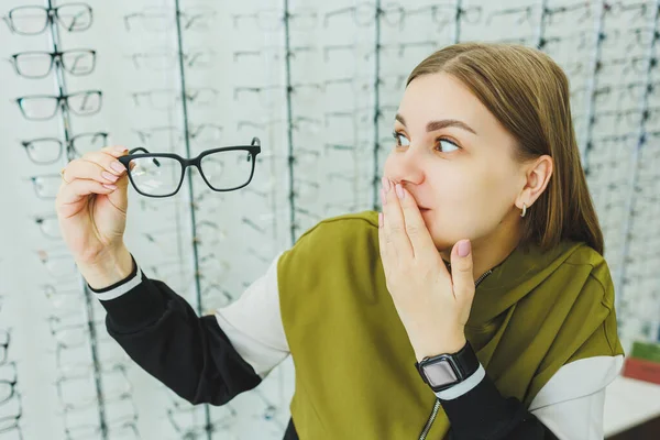 Ung Kvinna Väljer Glasögon För Synkorrigering Oftalmologi Butik Med Glasögon — Stockfoto