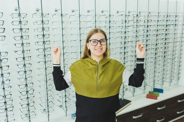 Μια Χαριτωμένη Γυναίκα Διαλέγει Γυαλιά Οφθαλμολογικό Κατάστημα Μια Γυναίκα Αγοράζει — Φωτογραφία Αρχείου