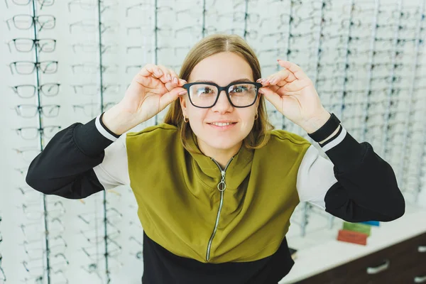 Söt Kvinna Väljer Glasögon Ögonbutik Kvinna Köper Glasögon Kvinna Bakgrunden — Stockfoto