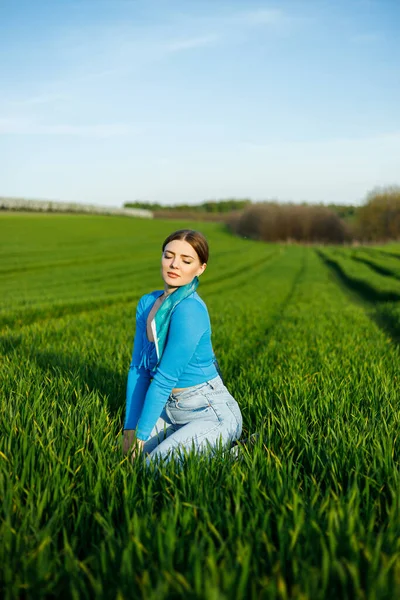 Seorang Wanita Muda Tersenyum Sedang Duduk Lapangan Luas Rumput Hijau — Stok Foto