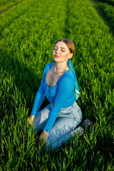 Uma Jovem Mulher Sorridente Está Sentada Campo Espaçoso Grama Verde — Fotografia de Stock